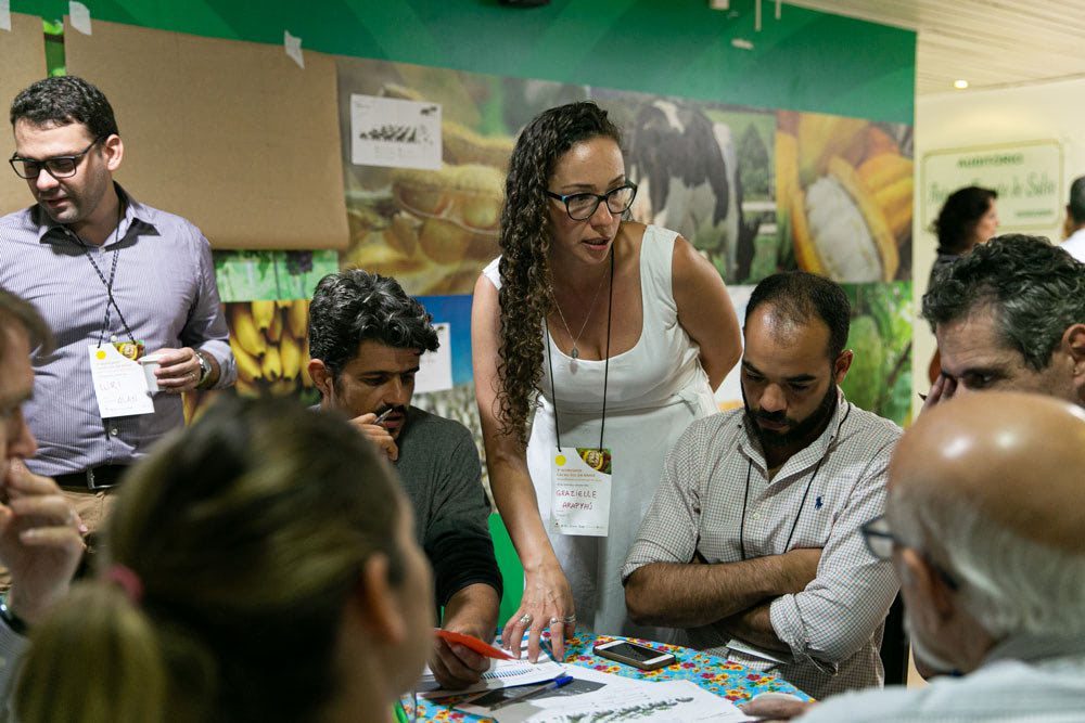 pessoas reunidas para participar do workshop do cacau e debater propostas de modelagem economica