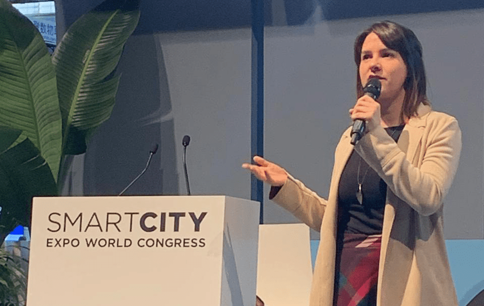 Taynara Calina palestrado no Smart City Expo World Congress