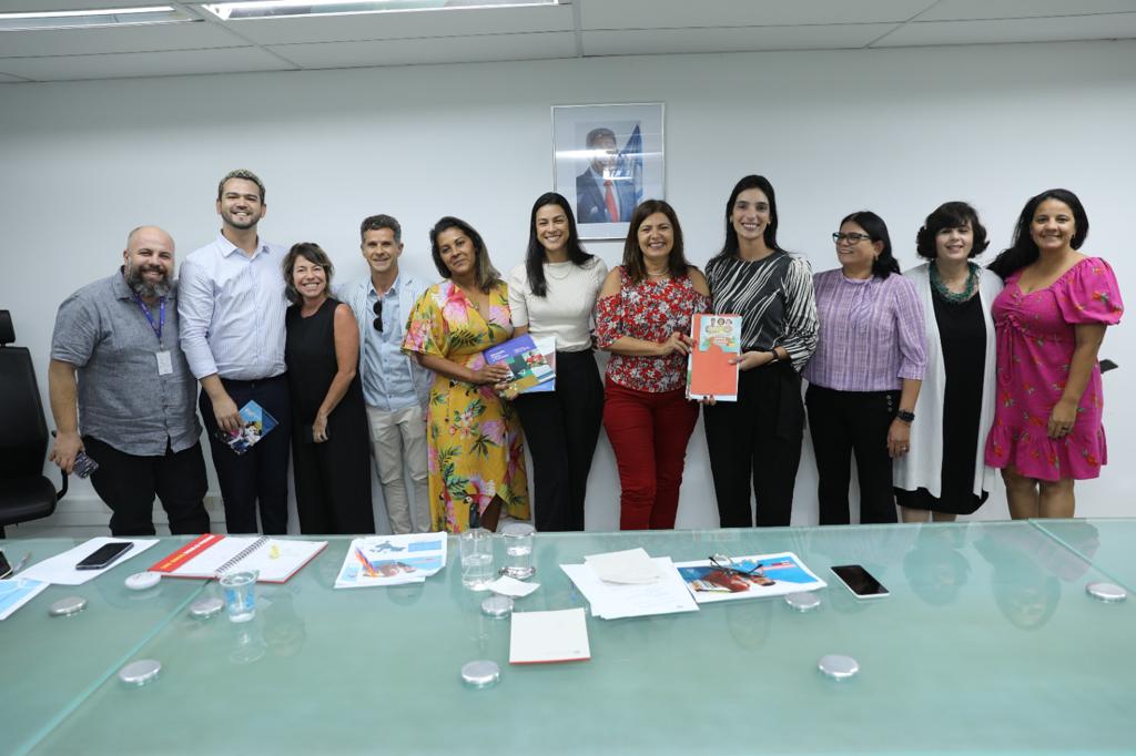 Agência de Desenvolvimento Regional promove diálogo com governo da Bahia e Instituto Natura para avançar na agenda de educação. Na imagem, o grupo de pessoas que se reuniu no evento