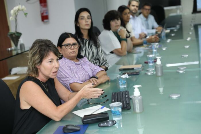 Agência de Desenvolvimento Regional promove diálogo com governo da Bahia e Instituto Natura para avançar na agenda de educação. Na imagem, destaque de participantes em volta da mesa.
