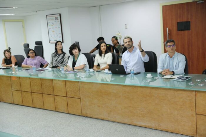 Agência de Desenvolvimento Regional promove diálogo com governo da Bahia e Instituto Natura para avançar na agenda de educação. Na imagem, um participante gesticula enquanto faz sua apresentação