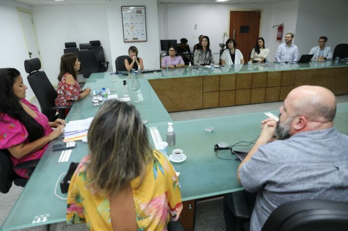 Agência de Desenvolvimento Regional promove diálogo com governo da Bahia e Instituto Natura para avançar na agenda de educação. A imagem mostra pessoas ao redor da mesa durante a reunião