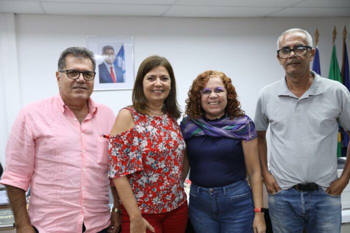 Agência de Desenvolvimento Regional promove diálogo com governo da Bahia e Instituto Natura para avançar na agenda de educação. Na imagem, quatro participantes posam para foto.