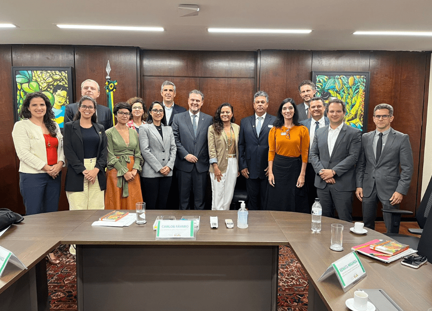 Das oportunidades do setor cacaueiro no sul da Bahia às estratégias de ciência, tecnologia e inovação (CT&I) na Amazônia. Ações do Instituto Arapyaú dentro do foco estratégico de desenvolvimento territorial foram objeto de encontros com autoridades do Governo, em Brasília (DF). A diretora-executiva, Thais Ferraz, o gerente de Desenvolvimento Territorial do Sul da Bahia, Ricardo Gomes, e representantes da cadeia do cacau se reuniram no final de abril com o ministro da Agricultura e Pecuária, Carlos Fávaro. O objetivo do encontro foi debater as principais oportunidades no setor cacaueiro, além dos benefícios sociais, ambientais e econômicos do modelo de produção em sistema agroflorestal viabilizado por pequenos produtores. O enfrentamento à monilíase, doença que ataca os cacaueiros, também foi foco do debate. Estiveram presentes representantes do Centro de Inovação do Cacau, Sistema CNA Senar, AIPC, Associação Brasileira da Indústria de Chocolates, Amendoim e Balas, Cargill, Barry Callebaut Group, Mondelēz International, Sistema Faeb/Senar, CocoaAction Brasil, entre outros. Também no final de abril, Lívia Pagotto, gerente sênior de conhecimento do Arapyaú, e Fernanda Rennó, consultora do instituto, estiveram em uma reunião no Ministério da Ciência, Tecnologia e Inovação. O encontro abriu diálogo sobre possíveis cooperações relacionadas à estratégia CT&I (ciência, tecnologia e inovação) na Amazônia e projetos estruturados pelo Instituto Arapyaú e o Instituto Agni, junto a diversos atores da região. Lívia e Fernanda, que também são secretárias executivas da iniciativa Uma Concertação pela Amazônia, foram recebidas por Marcia Barbosa, secretária de Políticas e Programas Estratégicos, Osvaldo Moraes, diretor do Departamento para o Clima e Sustentabilidade da Secretaria de Políticas e Programas Estratégicos, e Leandro Bortolozo Pedron, diretor do Departamento de Programas.