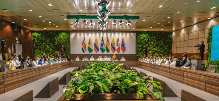 Imagem de líderes sentados em volta de uma grande mesa na Cúpula da Amazônia.